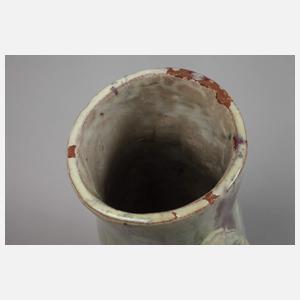 Laufglasurvase mit Figuren