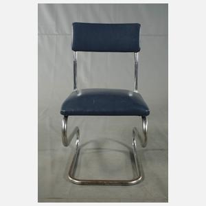 Drei Stahlrohrstühle