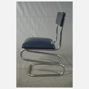 Drei Stahlrohrstühle