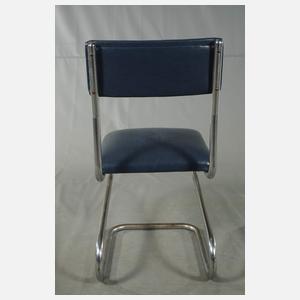 Drei Stahlrohrstühle