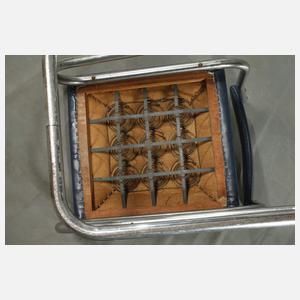 Drei Stahlrohrstühle