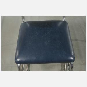 Drei Stahlrohrstühle