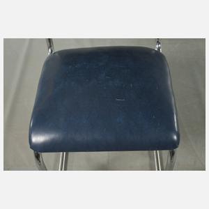 Drei Stahlrohrstühle