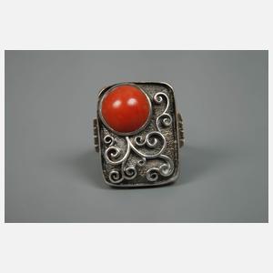 Art déco-Ring mit Koralle
