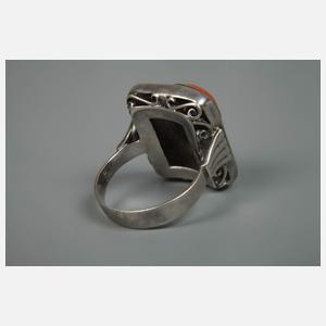 Art déco-Ring mit Koralle