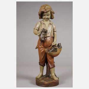 Knabe mit drei Katzen