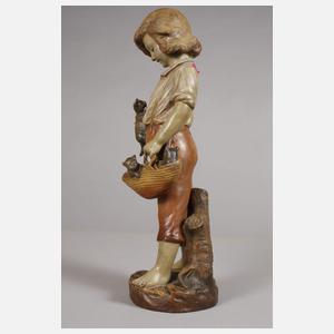 Knabe mit drei Katzen