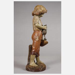 Knabe mit drei Katzen