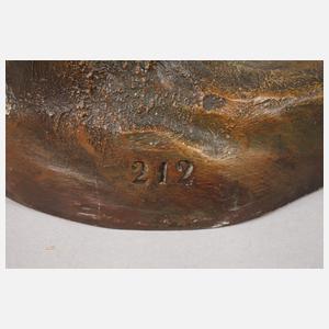 Knabe mit drei Katzen