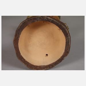 Knabe mit drei Katzen