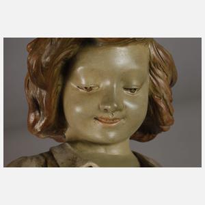 Knabe mit drei Katzen