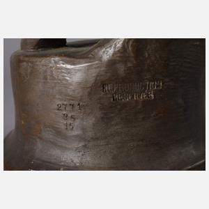 E. Tell, Biedermeiermädchen mit Schatulle