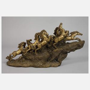 Acht stürmende Pferde