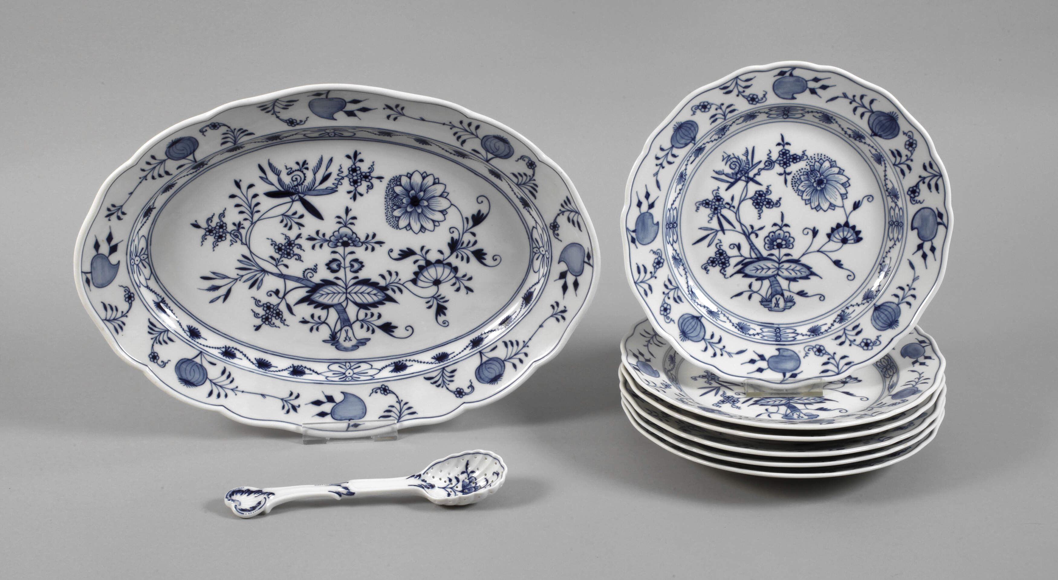 Meissen acht Serviceteile "Zwiebelmuster"