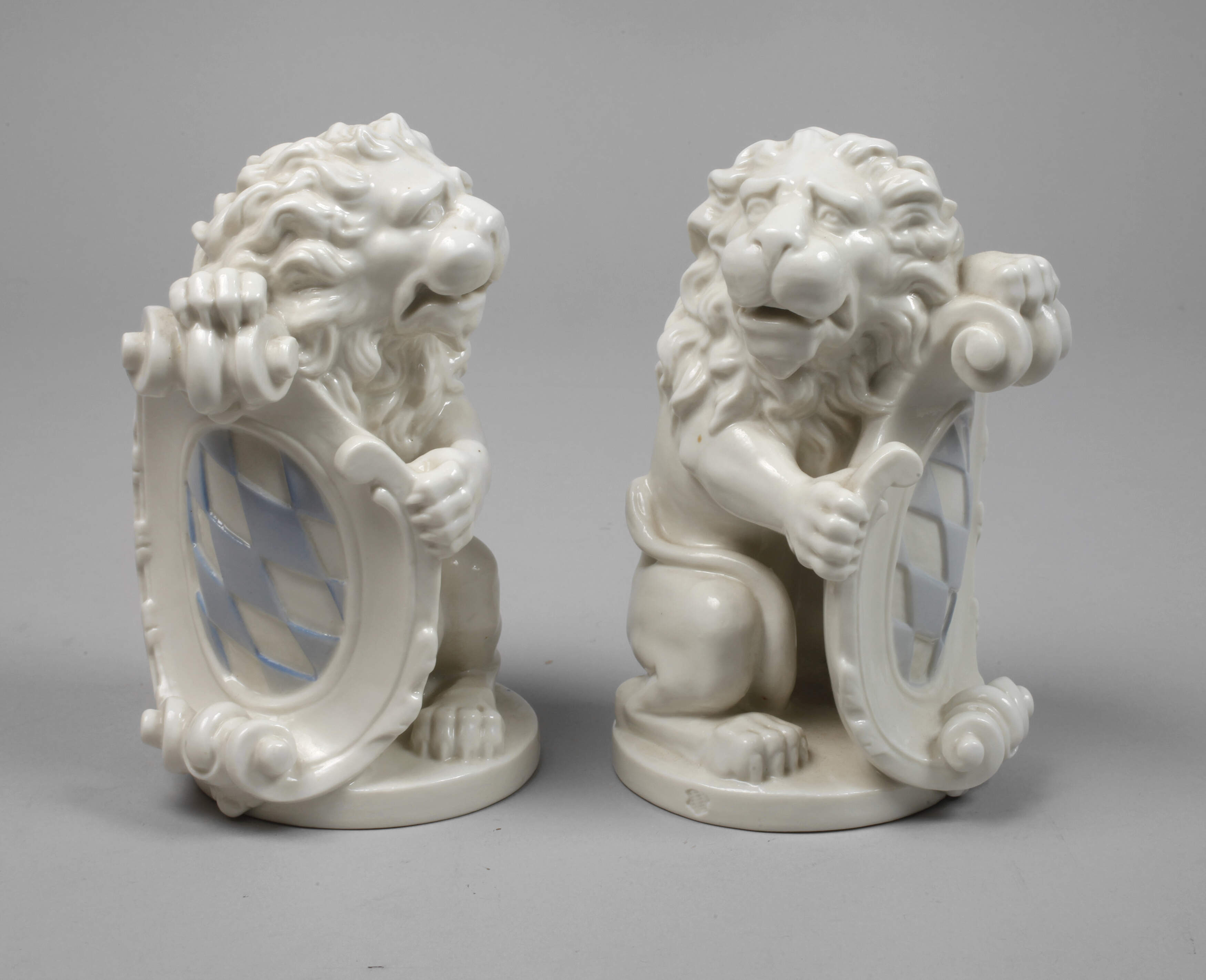 Nymphenburg Paar Wappenhalter als ”Bayerischer Löwe”