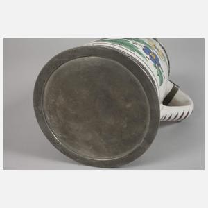 Fayencewalzenkrug mit Putto