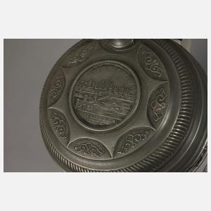 Fayencewalzenkrug mit Putto