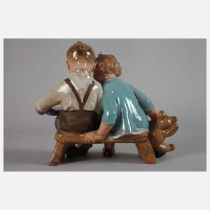 Kinderpaar mit Buch und Teddy