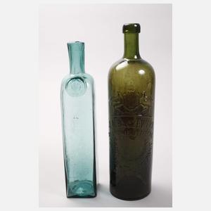 Vier historische Weinflaschen