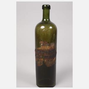 Vier historische Weinflaschen