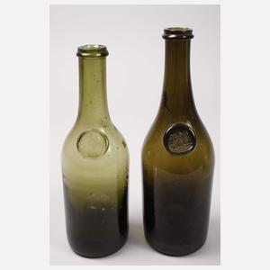 Vier historische Weinflaschen