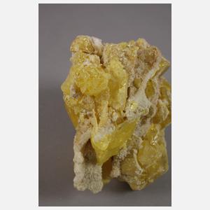 Stufe mit Schwefelkristallen