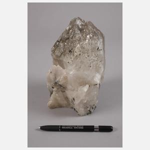 Großer Bergkristall mit Turmalin-Nadeln