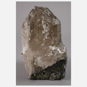 Großer Bergkristall mit Turmalin-Nadeln