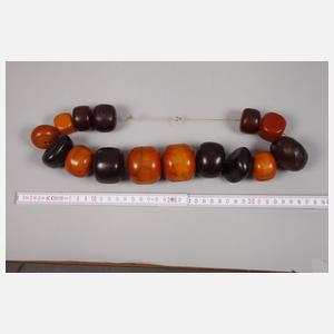Drei Stränge mit Bernsteinkugeln
