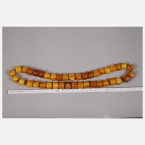 Drei Stränge mit Bernsteinkugeln