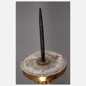 Geschnitzter Altarleuchter