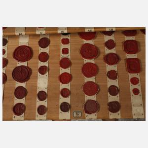 Siegelsammlung im Holzschrank