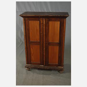 Siegelsammlung im Holzschrank