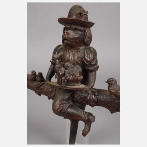 Geschnitzte Wandgarderobe