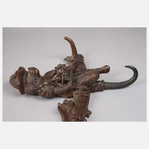 Geschnitzte Wandgarderobe