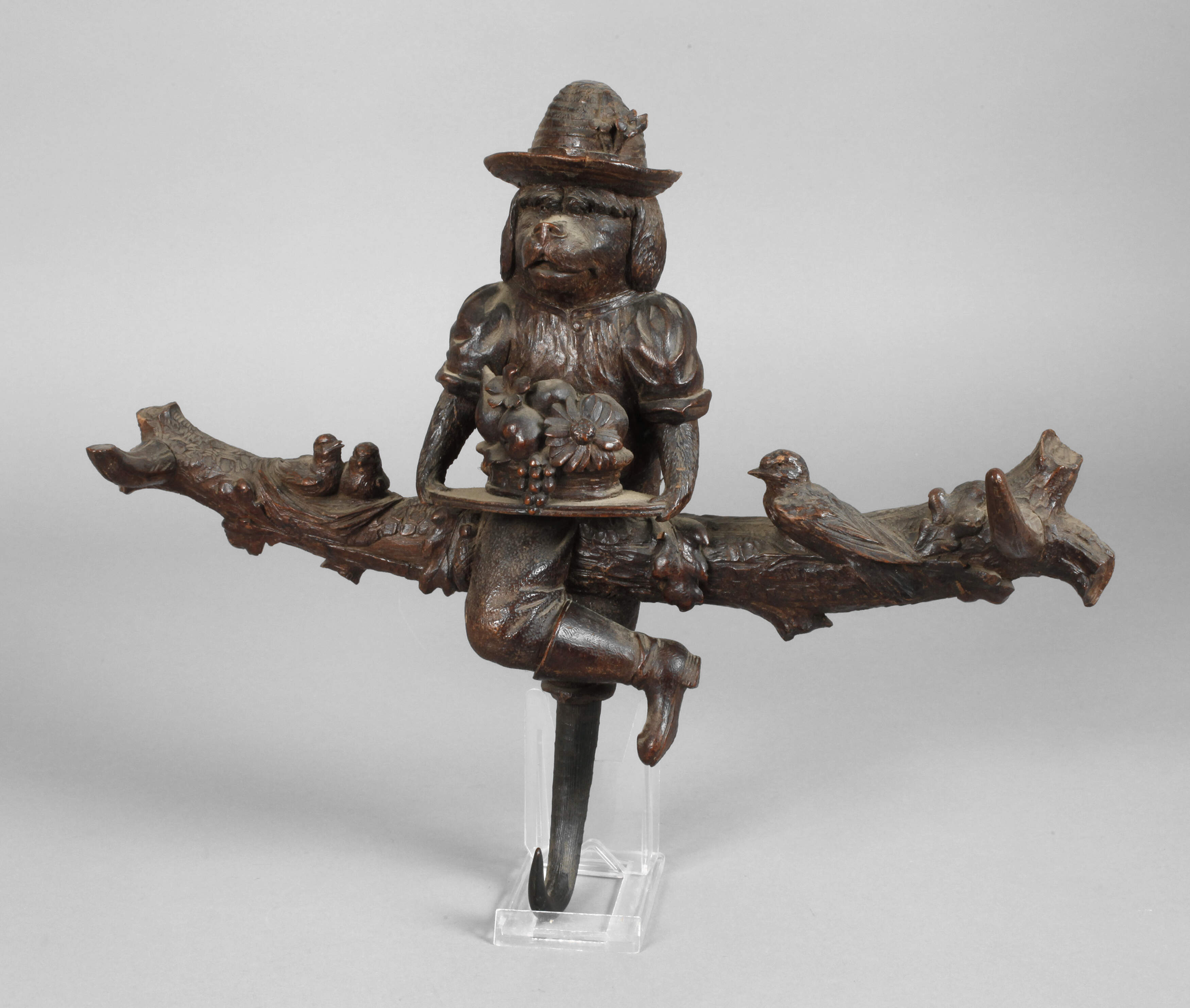 Geschnitzte Wandgarderobe