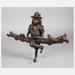 Geschnitzte Wandgarderobe