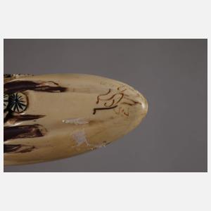 Geschnitzter Stoßzahn