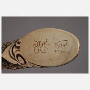 Geschnitzter Stoßzahn