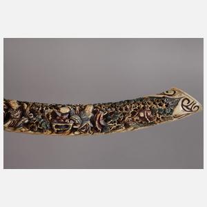 Geschnitzter Stoßzahn