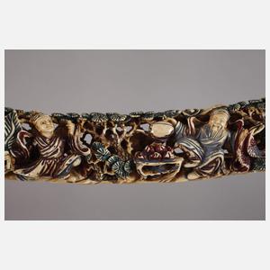 Geschnitzter Stoßzahn