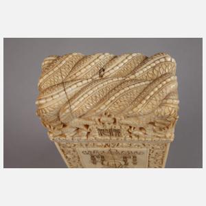 Miniaturstele aus Elfenbein