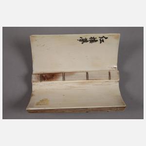 Feine Beinschnitzerei