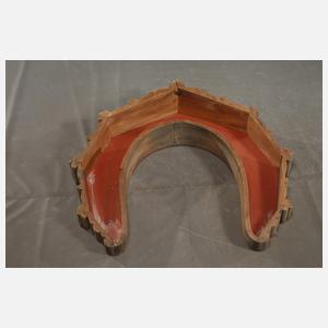 Beschnitzte Bekrönung