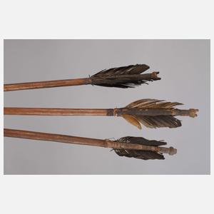 Zwei Bögen mit Köcher