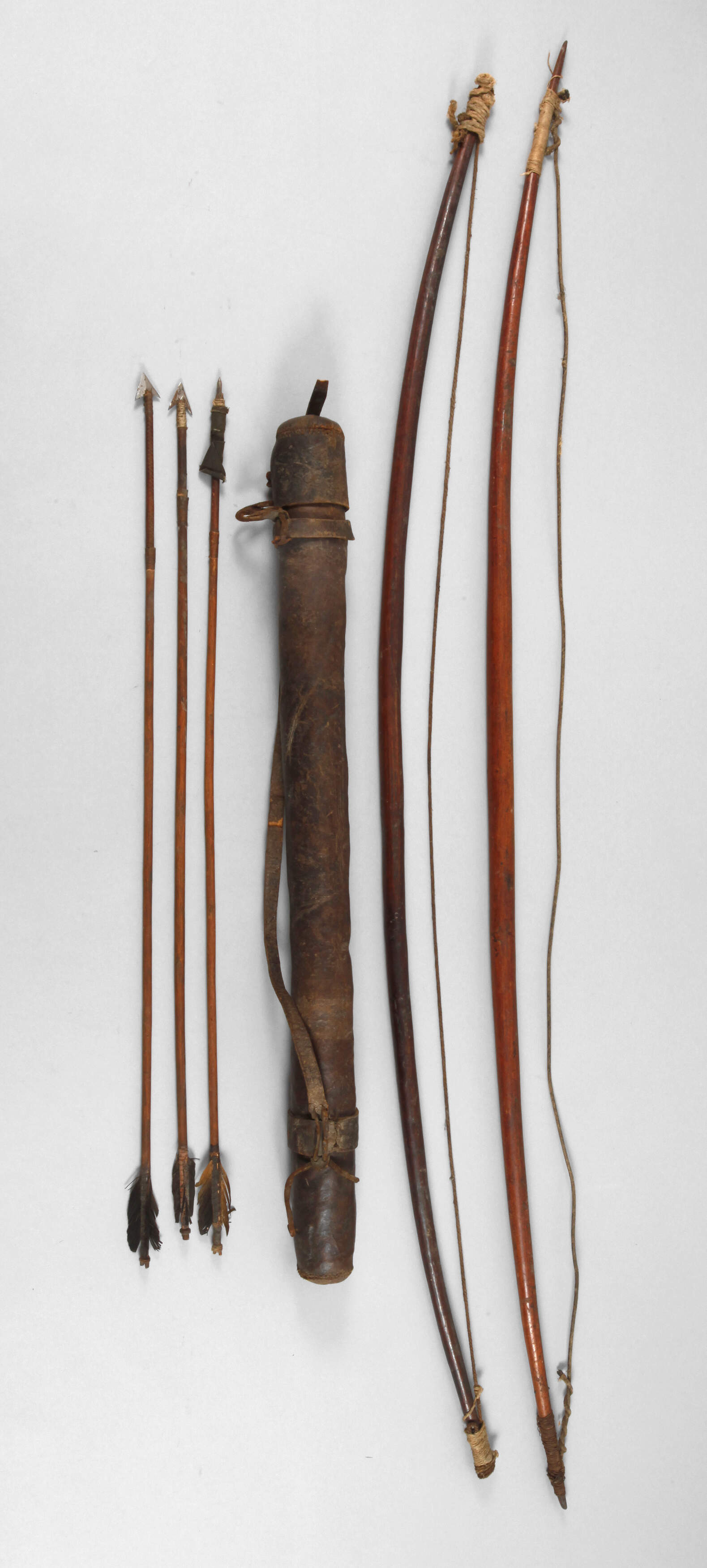 Zwei Bögen mit Köcher