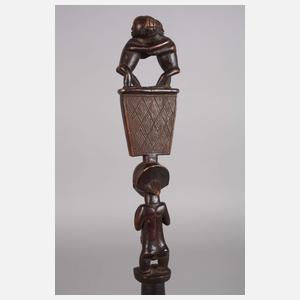 Zauberfigur und Zeremonialstab