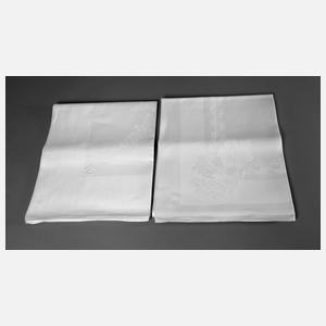 Zwei Tischtücher Floraldekor