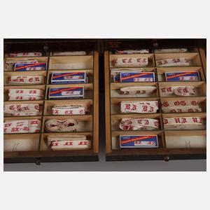 Großer Satz gestickter Monogramme