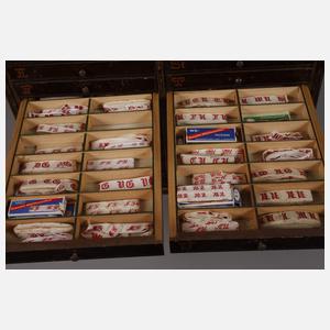 Großer Satz gestickter Monogramme